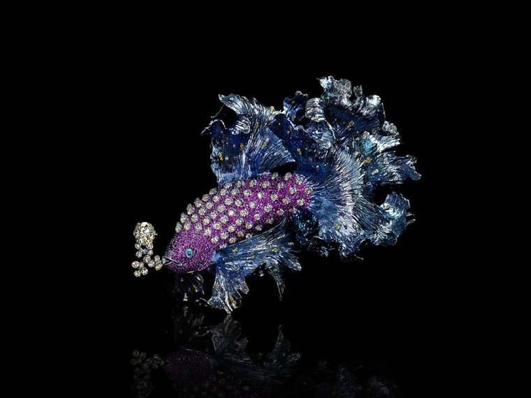 Wallace Chan's Gleams of Waves brooch is a shining example of his work. The billowing fins of the fish move to the rhythm of the ocean's waves, as its yellow diamond, ruby and pink sapphire-coloured gemstones catch our gaze.